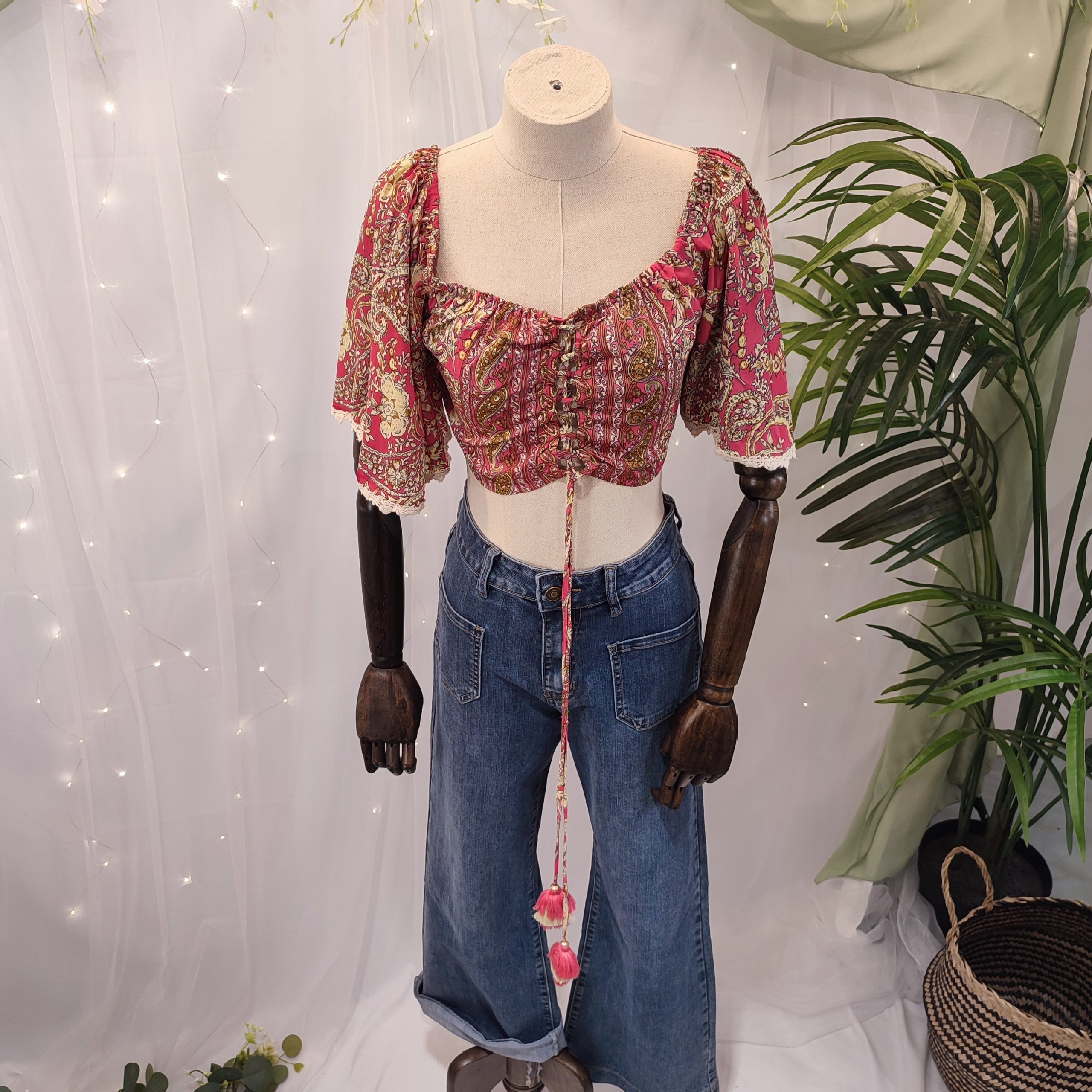 Top boho de seda fría con estampado étnico
